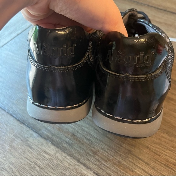 White and black floral Alegria sneakers - Picture 5 of 6